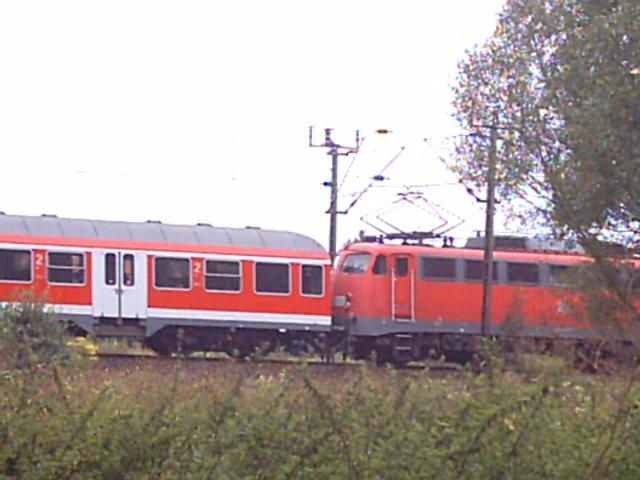 Als Ersatz fr die RegioTram zieht eine BR 110 die RegionalBahn auf der Strecke Kassel HBF---Warburg. Die Aufnahme entstand wenige Meter vor em Bahnhof Hofgeismar.