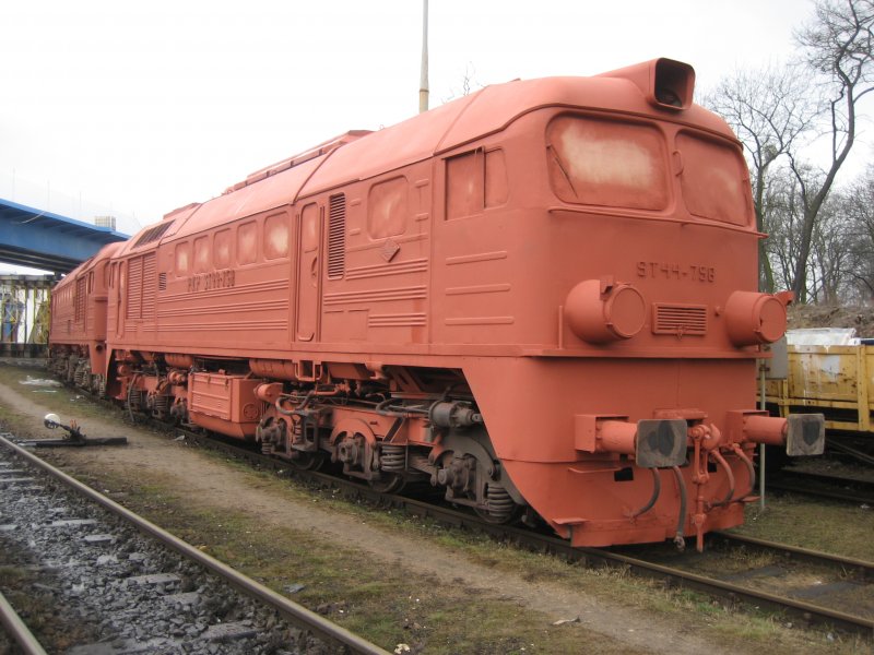 Als erste steht ST44-758 mit grossen Scheinwerfern und hinten steht eine M62 mit kleinen Scheinwerfen. Die beiden Loks sind whrend der Renovierung in PESA Bydgoszcz.
