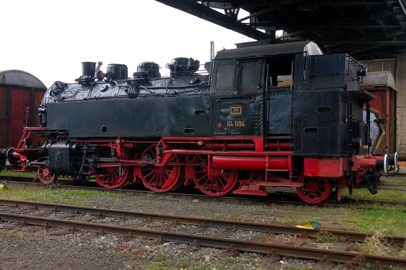 Als erstes Baujahr wird f�r die Baureihe 64 1928 angegeben. Sie war speziell f�r den Einsatz auf kurzen Nebenbahnstrecken ohne Wendem�glichkeit mit gleichguten Laufeigenschaften in beiden Richtungen gedacht. Bei einer H�chstgeschwindigkeit von 90 km/h war auch der �bergang auf Hauptbahnen m�glich. Bis zum heutigen Tag sind acht Maschinen, teils als Denkmallok, haupts�chlichlich in S�ddeutschland erhalten geblieben.