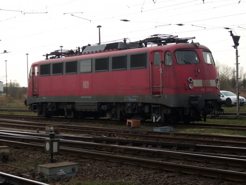 Als es in Stralsund noch ein Bw gab htte man 115 327 im dortigen Bw abgestellt.Am 07.April 2009 stand die Lok im Gleisvorfeld vom Stralsunder Hbf.