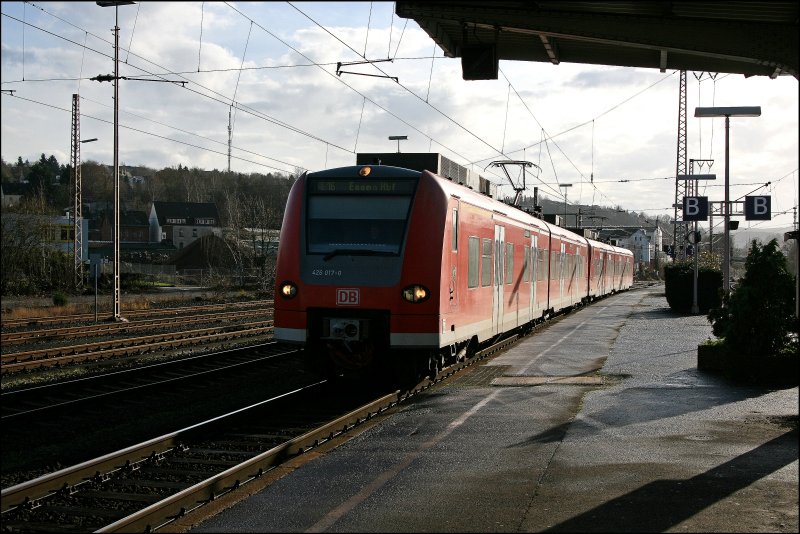 Als es in den Zgen des RE16  Ruhr-Sieg-Express  noch mehr Platz gab: 426 017/517 und 426 022/522 erreichen als RE16  Ruhr-Sieg-Express , auf der Fahrt von Siegen nach Essen Hbf, den Bahnhof Siegen-Weidenau. (01.12.2007)