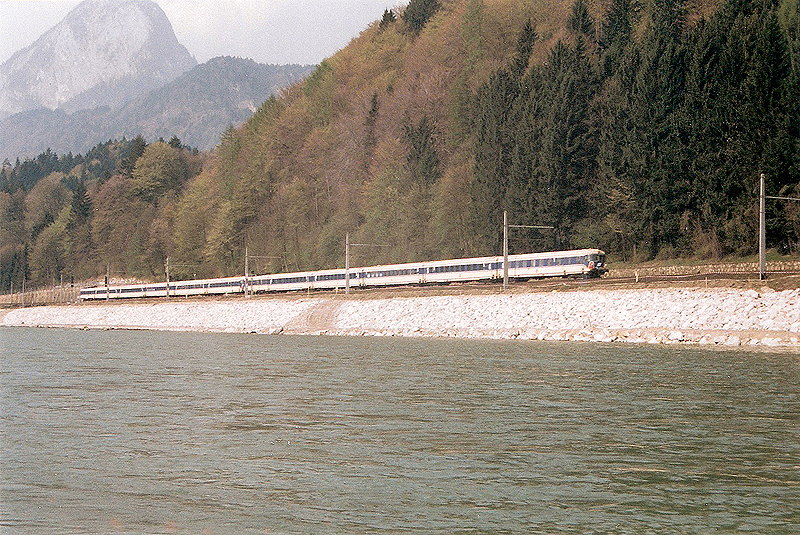 Als Ex 165 nach Wien hat doppelter 4010 den Bahnhof Kufstein grad verlassen und befindet sich noch fr kurze zeit auf sterreichischem Gebiet. 24. April 1991.