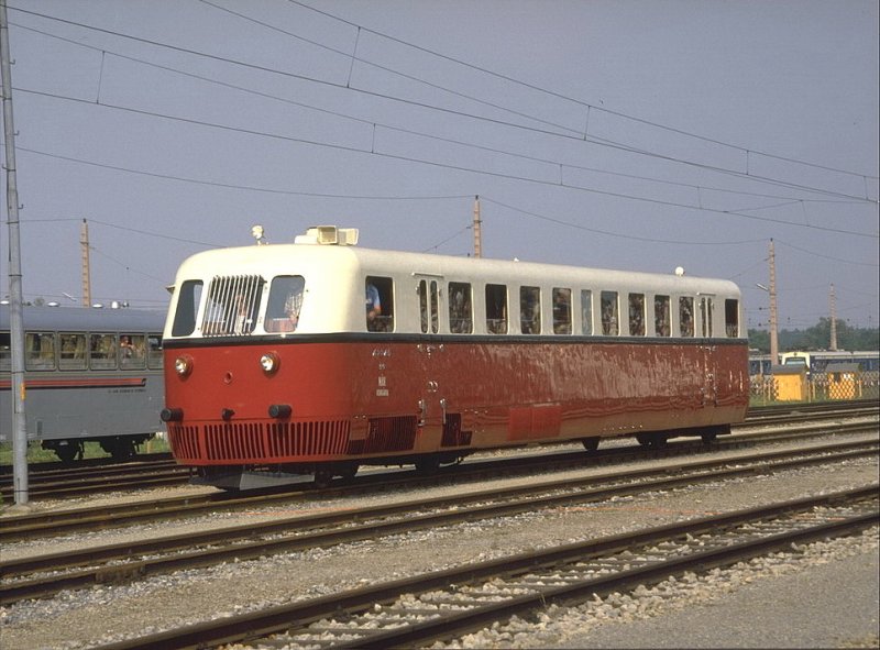 Als Gast aus Ungarn kam der MAV Motortriebwagen  Arpard  Nr.23 TAS an die Jubil�umsparade im September 1987 nach Strasshof/N� (Archiv P.Walter)