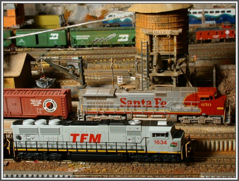 Als Gegenstck zu den Reality-Fotos von Dennis Kraus hier wieder mal ein paar Bilder meiner Spur-N Anlage. Im Vordergrund steht die EMD SD-70MAC 1634 der TFM (Transportacion ferroviaria Mexicana) und dahinter wartet die GE C44-9W Dash9 650 der Santa Fe in ihrem berhmten Warbonnet Farbdesign. (06.12.2007)Modelle:Kato