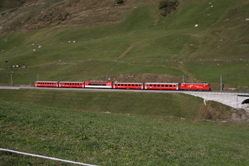 Als der Glacier-Express noch aus normalen Wagen bestand: GEX 902 mit HGe 4/4 102 kurz vor Hospental. 12.10.2006. 