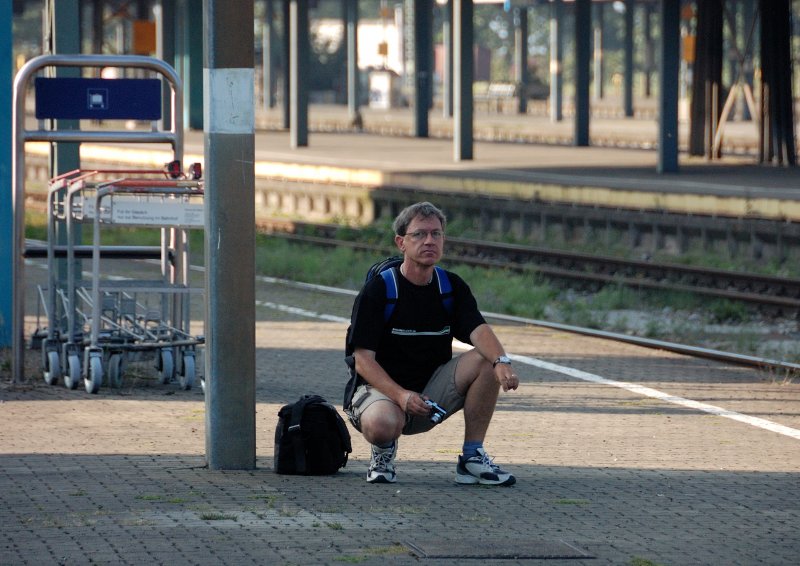 Als h�tt man ihn beim Nachdenken erwischt... Stefan Wohlfahrt bei einer gestalterischen Pause in sportlicher Haltung... (Lindau, 30.08.2008).
