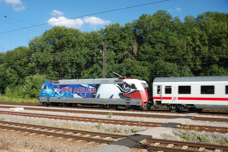 Als h�tte sie den Blick streng auf uns gerichtet: 101 070-1,  Die Adler Mannheim , im Lokportrait. 
Neuoffingen am 30.06.2008 .