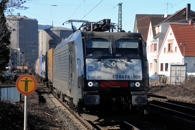 Als htte sie im Untergrund gearbeitet: Schnapszahlen-ES F4 64-999
mit deutlichen Schlammspuren auf der Lokfront. (KBS 651, Mrz 2009)