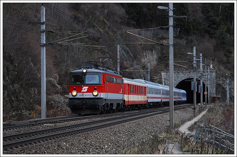 Als IC 514 ging es fr 1142 677 am 20.11.2008 von Graz wieder retour nach Salzburg. Die Aufnahme enstand bei der Ausfahrt aus dem Galgenberg-Tunnel zwischen Leoben und St. Michael in der Obersteiermark.