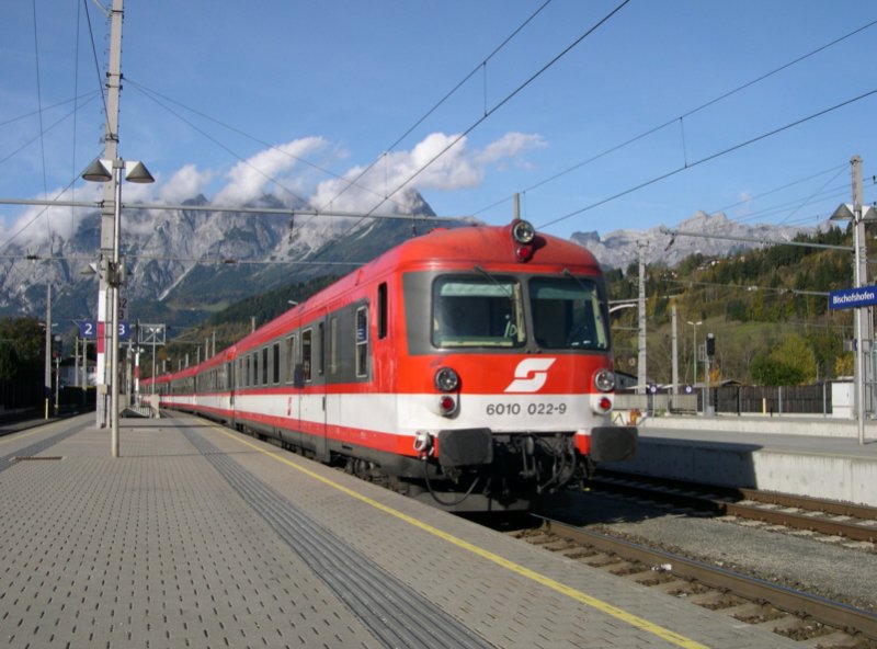Als IC 514 Graz - Bischofshofen - Salzburg ist am 24.10.2005 der Transalpin-Triebzug 6010 022-9 eingesetzt, hier bei der Einfahrt in Bischofshofen. Leider ist uns die Nummer des Triebkopfes unbekannt geblieben.