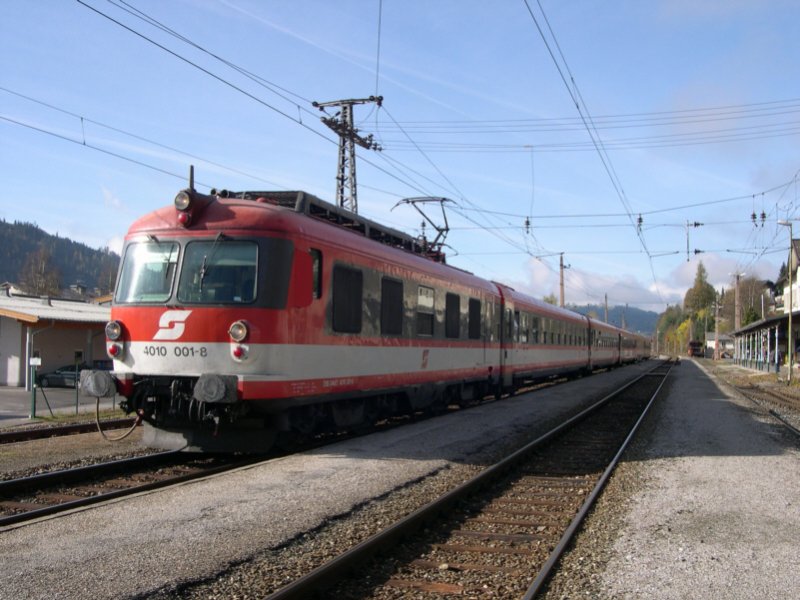 Als IC 515 Innsbruck - Bischofshofen - Graz besch�ftigt sich am 24.10.2005 der 4010 001-8. Hier beim Halt in Radstadt auf der  Gisela-Bahn . Ein Besuch der kleinen Stadt Radstadt lohnt �brigens!