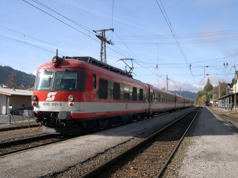 Als IC 515 Innsbruck - Bischofshofen - Graz beschftigt sich am 24.10.2005 der 4010 001-8. Hier beim Halt in Radstadt auf der  Gisela-Bahn . Ein Besuch der kleinen Stadt Radstadt lohnt brigens!