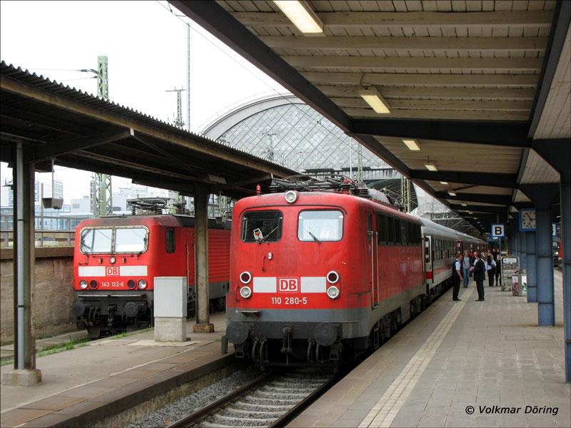 Als ICE 1547 Frankfurt - Dresden ist dieser Zug nicht zu erkennen. Wegen eines Personenunfalles musste am 26.4.2006 ab Leipzig ein Ersatzzug gestellt werden. Dieser wurde gezogen von 120 123; um vor der Rckfahrt nicht rangieren zu mssen lief am Ende des einfahrenden Zuges 110 280 mit; man beachte die Schlussscheibe im Fenster! Auf dem Nachbargleis wartet 143 122 auf neuen Einsatz.
