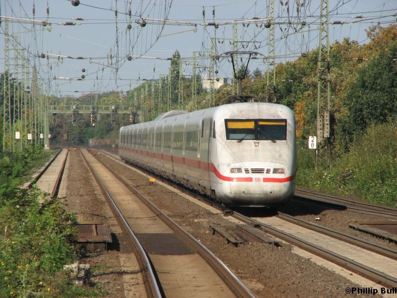 Als ICE 77 ist am 7.10.07 der 401 578-0 unterwegs und passiert wenige Augenblicke spter den Bahnhof Hannover-Bismarckstrae 