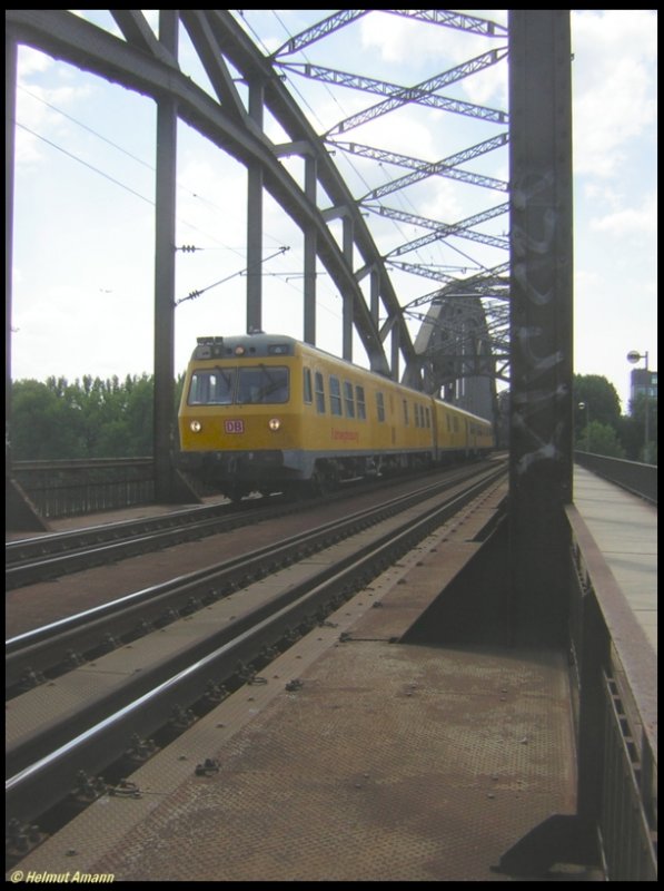 Als ich am 07.08.2006 gerade die Deutschherrenbr�cke in Frankfurt am Main mit dem Fahrrad �berquerte, k�ndigte das bekannte rauschende Ger�usch die Ann�herung eines Zuges an. Beim Blick �ber das Gel�nder fuhr der Fahrwegmesszug von DB Netz 719 + 720 001 auf mich zu, es gelang mir gerade noch rechtzeitig, die Kamera einzuschalten.