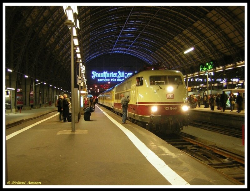 Als ich am 11.01.2007 im Hauptbahnhof Frankfurt am Main gerade auf dem Weg zur S-Bahn war, um den Heimweg anzutreten, fuhr am Gleis 5 gerade 103 184 mit einem Mewagenzug ein.