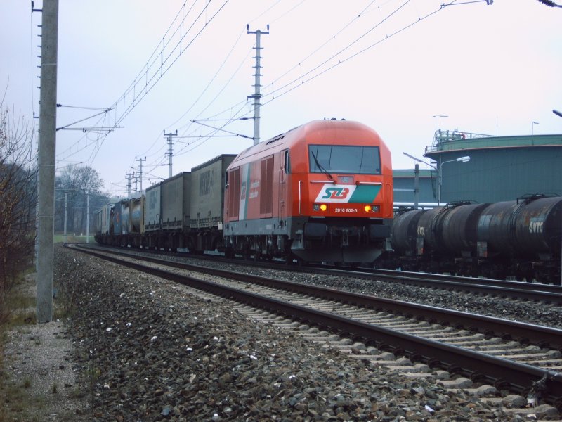 Als ich am 18.11.2006 mit dem Auto von Wartberg nach Kremsm�nster unterwegs war, bremste sich der LTE-Containerzug mit seiner 185 528 beim Tanklager Krift ein. Wie ich dann am Zugende die 2016 902 der Stlb bemerkte steuert ich mein Auto schnell an eine Bushaltestelle, lief �ber Strasse und Wiese und dr�ckte nur noch ab.Es war knapp, der Zug setzte sich bereits wieder in Bewegung. 