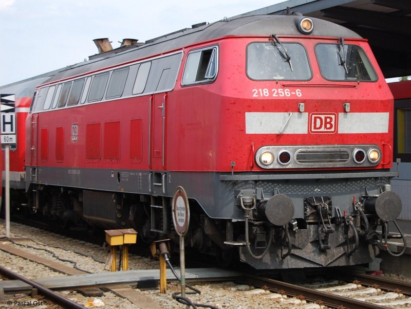 Als ich am 21.8.2009 in Kempten gerade einen Desiro fotografierte, hrte ich einen Abgasturbolader und siehe da hinter dem Desiro kam die Kemptner 218 256-6 hervorgefahren. Im Eifer des Gefechts entstand dieses Lokportrait der alten Schnheit.  