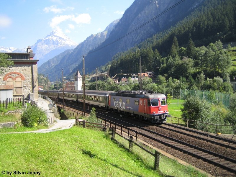 Als ich am 8.9.07 oberhalb Gurtnellen diesen Personenzug mit der Re 620 086-9 ''Hochdorf'' fotografierte, dachte ich, ich htte die Sensation geschafft, ein regulrer Personenzug am Gotthard mit Re 6/6, wie frher. Im Nachhinein stellte sich heraus, das dies ''nur'' ein Extrazug fr die Festshuttles (Rotkreuz-) Erstfeld - Biasca (-Bellinzona) war.