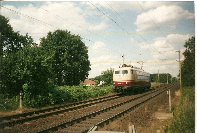 Als ich im August 2004 am B� Quarnstedt (Strecke Hamburg-Neum�nster)wieder mit dem Auto losfahren wollte,erblickte ich im R�ckspiegel die Messlok 750 003 und schnell die Kamera geschnappt und aus dem Heckfenster vom Auto fotografiert !