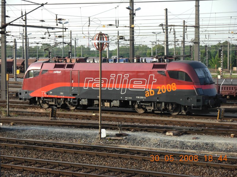 Als ich entschlossen war, das Gelnde nun auf jeden Fall zu verlassen, und nachdem am Tag zuvor bereits die beiden anderen Railjet-Prototypen zu sehen gewesen waren, tauchte auch noch der dritte seiner Sorte auf: 1116 200-5  Spirit of Vienna  (30.5.2008).