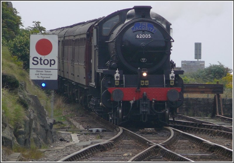 Als ich von der Fhre von der Insel Skye kam und dem Bahnhof von Mallaig einen Besuch abstattete, kahm vllig unverhofft dieser Dampfzug daher und mit der Bahn selbstverstndlich auch wieder der Regen. 62005 The Jacobite bei der Einfahrt in Mallaig. (08.08.2008)
