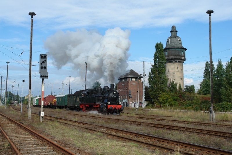 Als ich vor nicht allzu langer Zeit mit der S-Bahn in Sch�neweide am Bahnbetriebswerk forbeigefahren bin und keine Gleise mehr dort gelegen haben, erinnerte ich mich ein bisschen wehm�tig an das letzte Dampflokfest 2007, als die Gleise noch f�r die Lokparaden o.�. genutzt wurden. 2007 gab es das erste Mal ein Fotog�terzug, der abwechselnd mit verschiedenen Dampflokomtiven bespannt wurde. Hier ist die Rennsteiglok 94 1538 am 30.09.07 mit diesem Zug unterwegs. Schade, das es sowas nie wieder auf den jetzt nicht mehr vorhandenen Gleisnlagen vor dem Ringlokschuppen zu sehen gibt.