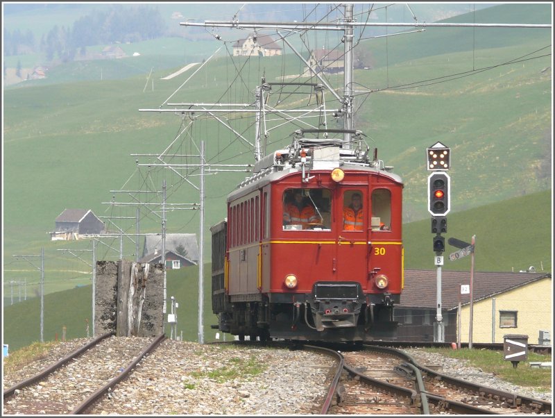 Als ich in Wasserauen auf die Abfahrt des Regionalzugs gewartet habe, taucht unvermittelt eine Raritt am Horizont auf. Auf Dienstfahrt von Herisau erreicht der BCe 4/4 30 mit einem alten SGA Wagen den Endbahnhof Wasserauen. Der Wagen mit fehlenden Seitenwnden wird vermutlich im dortigen Schuppen hinterstellt, oder auch restauriert. (17.04.2008)