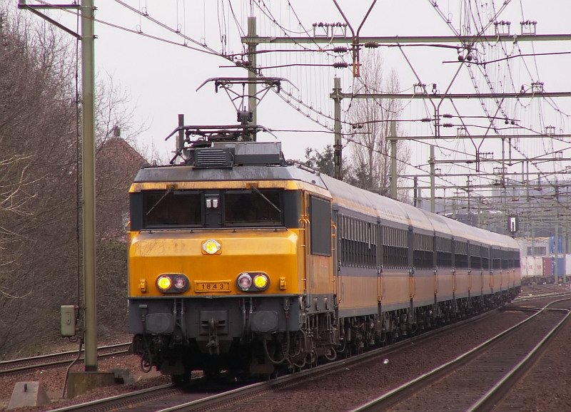 Als InterCity aus Venlo kommend rauscht dieser Zug nach Den Haag weiter. Das Foto stammt vom 17.03.2008 