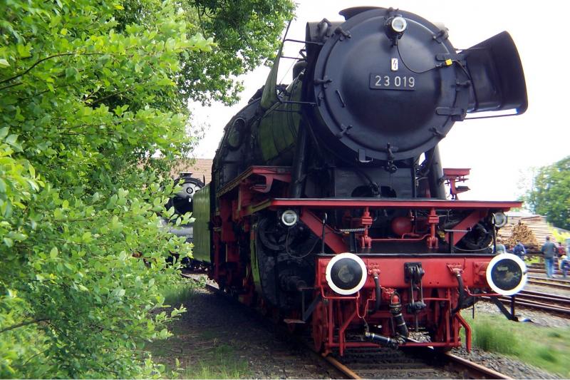 als kme sie gerade um die Ecke gestaubt, 23 019 im Bw Neuenmarkt-Wirsberg