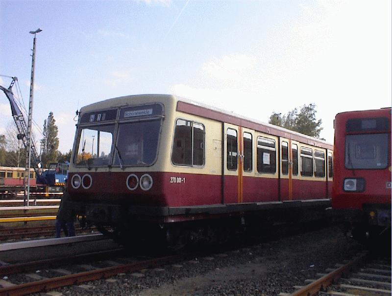 Als Kind hatte ich mal das Glck, in einem der wenigen 270er der ersten Serie mitfahren zu drfen. Das am 12.10.02 im Bw Schneweide ausgestellte Expemplar ist nicht mehr lauffhig.