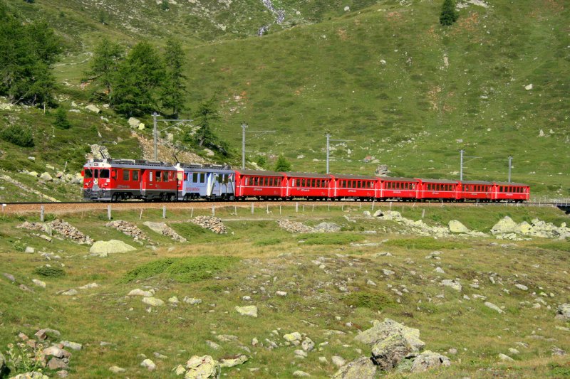 Als letzter durchgehender Regionalzug St. Moritz - Tirano vor den drei Bernina Express-Zgen ist der Zug 1617 jeweils sehr gut frequentiert und entsprechend lang. Am 31.7.2008 war er mit den ABe 4/4 55 und 51 bespannt, als er mir zwischen Bernina Lagalb und Ospizio Bernina begegnete. 
