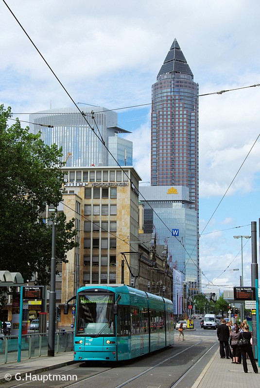 Als Linie 21 ist S-Wagen 243 am 3.9.09 an der Haltestelle Platz der Republik angekommen.