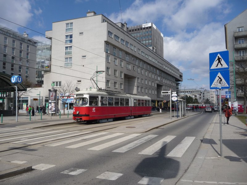Als Linie 33 fhrt der Wagen-Nr. 4768 (Baureihe E1) am 25.03.09 um 11:41 Uhr in die Haltestelle Jgerstrae. Das Hochhaus im Hintergrund ist das TGM-Wien (Technologisches Gewerbe Museum).