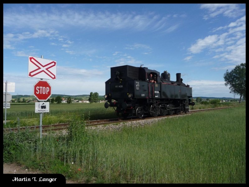 Als Lokzug dampft die 93.1420 nahe Stetten ber einen Bahnbergang in Richtung Korneuburg, um von dort aus einen Sonderzug nach Ernstbrunn zu befrdern. (07.06.09 08:59)