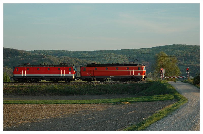 Als Lokzug im letzten Abendlicht des 16.4.2007 Richtung Tulln unterwegs - 1044 081 und 1044 120, eine der letzten verbliebenen 1044er, die noch ihren Altlack besitzten. Die Aufnahme entstand nchst Zeislmauer