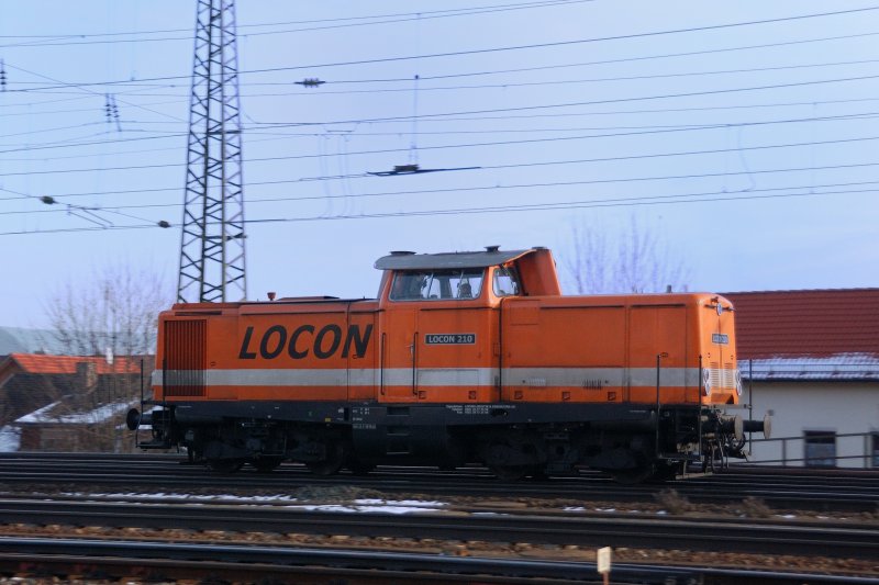 Als Lokzug unterwegs: Locon 210 brummt zgig durch den Treuchtlinger Bahnhof. (28.11.2008).
