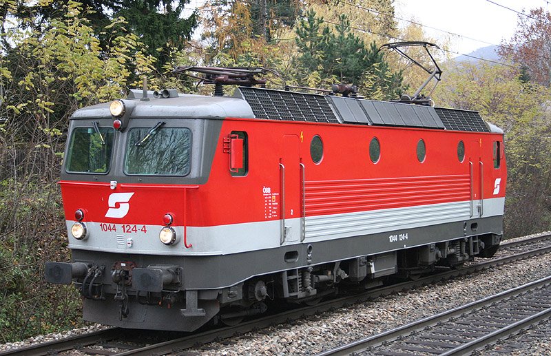 Als Lokzug zu einer Rbe ist am 14. November 2005 die 1044 124 nach St.Valentin unterwegs. Hier aufgenommen kurz vor der Haltestelle Hofstatt zwischen den Bahnhfen Rekawinkel und Neulengbach der Westbahn.