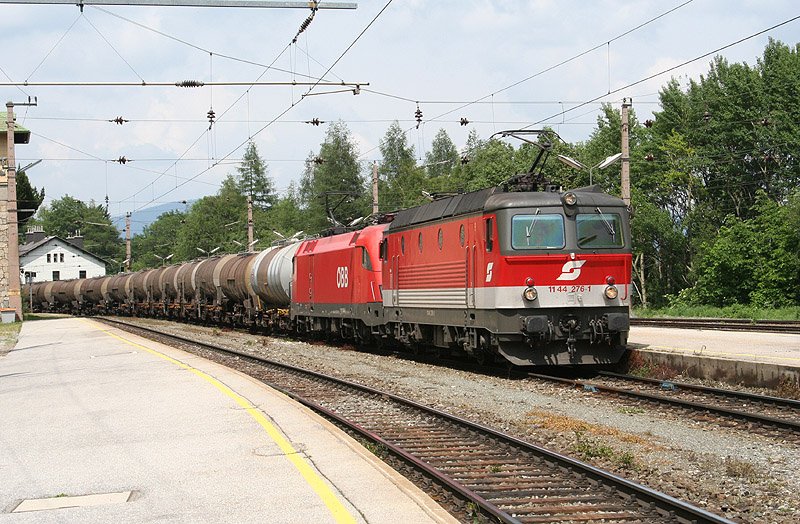 Als meinen Einstand bei Bahnbilder.de stelle ich dieses Bild online.
1144 276 hilft im Juni 2007 einem Taurus mit einem Kesselwagenzug bern Semmering. Hier im gleichnamigen Bahnhof