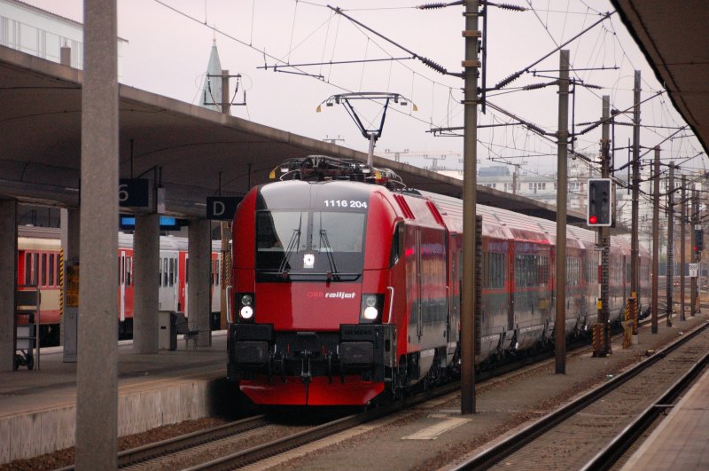 Als mich der Fdl von Linz frh am Morgen ersphte, hie es noch:  Reichlich friah do frn Railjet . Und als mir ein Wagengesteller freundlich zuflsterte,  er kimmt Gleis 6  wute ich, es wird ein besonderer Tag. Mit +30 kam er dann von der Westbahn nach Linz gerollt, um Personal zur Schulung aufzunehmen. Wie bei einem Versteckspiel lugt die 7-teilige Garnitur durch die Fahrleitungsmasten. (10.11.2008).