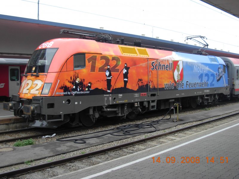 Als  Mozart  hat diese Lokomotive wahrscheinlich besser ausgesehen; dennoch kann man sich, so meine ich, ber das neue Erscheinungsbild von 1116 250-0 keineswegs beklagen. Der Slogan  Schnell wie die Feuerwehr  drfte von dem Fahrzeug wohl ohne Mhe bertroffen werden; aufgenommen am 14.9.2008.