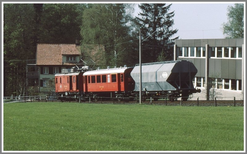 Als die Mhle Wolfhalden noch Getreide per Bahn erhielt schob der DZeh 2/4 21 mit Dienstwagen einen Getreidesilowagen Richtung Heiden. (Archiv ca 1988)