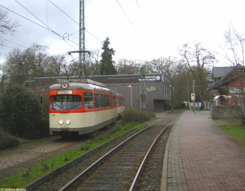 Als der Museumszug Bauart M-m 102 (ex602) - 1804 am 02.04.2006 in Schwanheim angekommen war, rangierte er auf das Stumpfgleis vor der Halle West des Verkehrsmuseums. Die Insassen des Wagens bereiteten dann bei einem Arbeitseinsatz die Wiederer�ffnung des Verkehrsmuseums nach der Winterpause durch eine Grundreinigung der Fahrzeuge vor.