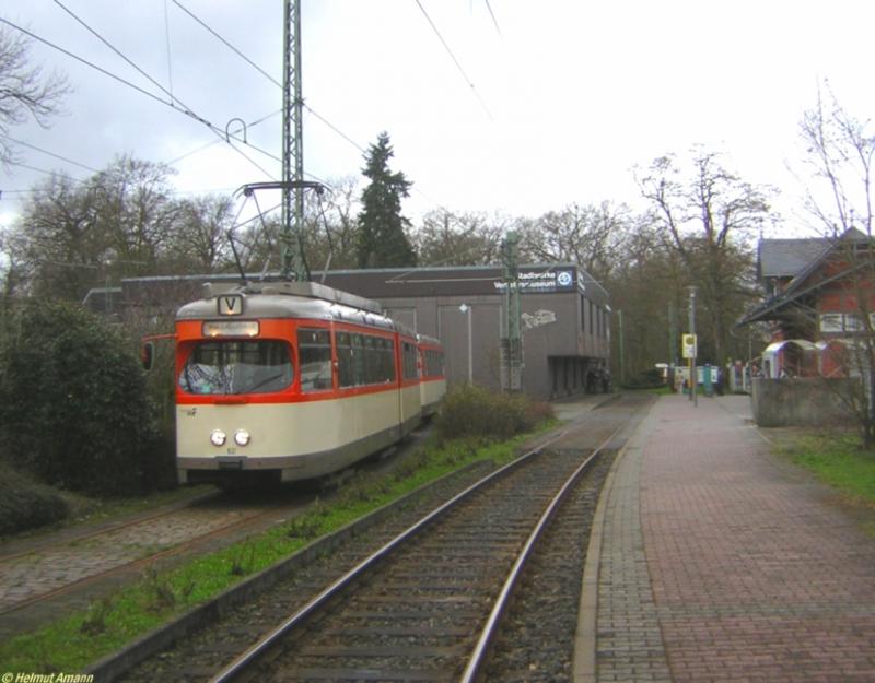 Als der Museumszug Bauart M-m 102 (ex602) - 1804 am 02.04.2006 in Schwanheim angekommen war, rangierte er auf das Stumpfgleis vor der Halle West des Verkehrsmuseums. Die Insassen des Wagens bereiteten dann bei einem Arbeitseinsatz die Wiedererffnung des Verkehrsmuseums nach der Winterpause durch eine Grundreinigung der Fahrzeuge vor.