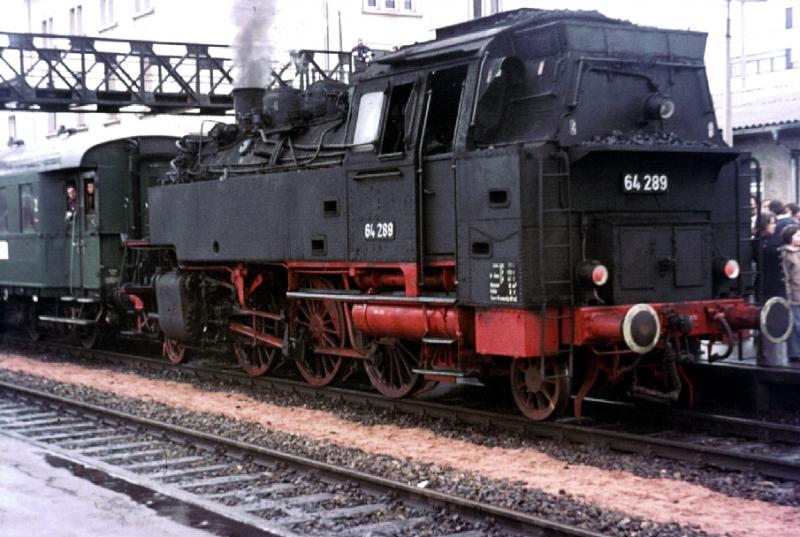 Als  Nachschiebelok  hatte man die 64 289 eingesetzt, dazu gab es aber keinen Anla� - im Gegenteil. Durch Bremsprobleme der 01 musste  die 64er den Zug alleine bef�rdern. Dieses Feuer im Rost, werde ich nicht vergessen - es war glei�end hell.