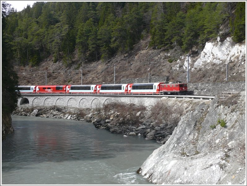 Als nchster Zug erscheint Glacier Express 900 mit Ge 4/4 I 607  Surselva  auf dem Weg nach Chur. (02.04.2009)