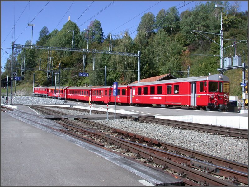Als nchstes erreicht R1821 der Davoser Pendel die Station Filisur, wo Anschluss nach Chur und St.Moritz besteht. (13.09.2007)