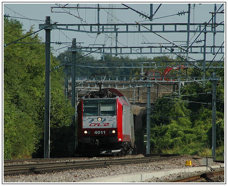 Als n�chstes folgt eine reine Bombardiergarnitur, aufgenommen am 30.7.2006 kurz nach der Hauptstadt Luxemburg. 18 Steuerwagen und 67 Mittelwagen stehen bei der CFL zur Zeit im Einsatz. Als Zug- bzw. Schubmaschinen kommen 20 Lokomotiven der Reihe 185.1 zum Einsatz, die in Luxemburg als Serie 4000 bezeichnet wird. Bespannt wurde der Zug am 30.7.06 von der 4011.