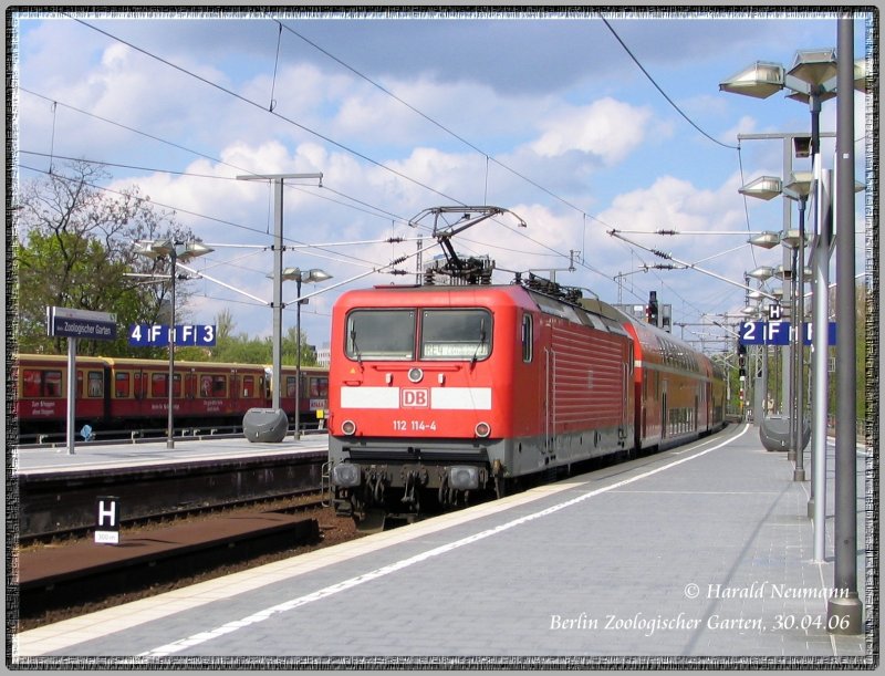 Als noch alle RE in Brandenburg noch ber die Berliner Stadtbahn fuhren: 112 114 mit RE38235 Rathenow - Lutherstadt Wittenberg bei der Ausfahrt aus Bf Berlin Zoologischer Garten. 30.04.06