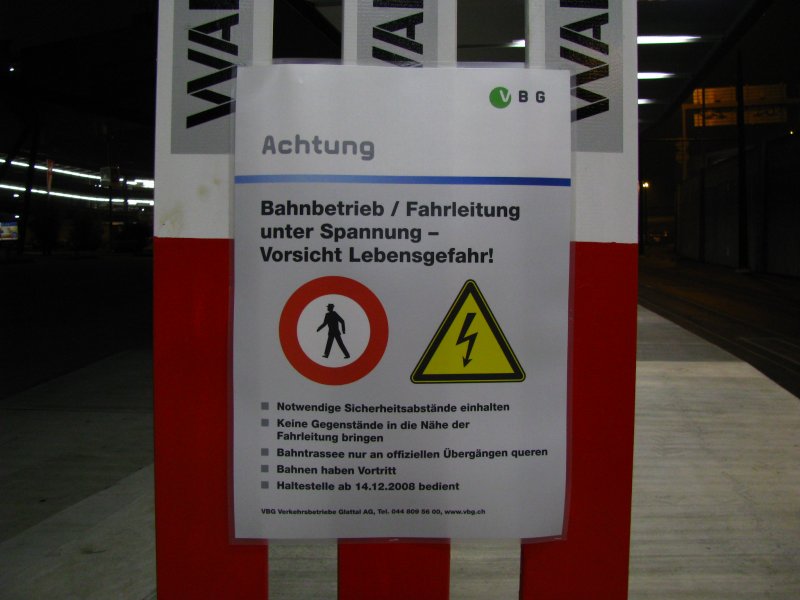 Als ob das nicht sowieso klar wre...
Naja, jetzt gilts ernst. Die Probefahrten sind in vollem Gange. Noch eineinhalb Monate, dann fhrt endlich die Glattalbahn Linie 10!!!-Zrich Flughafen, 1.November 2008